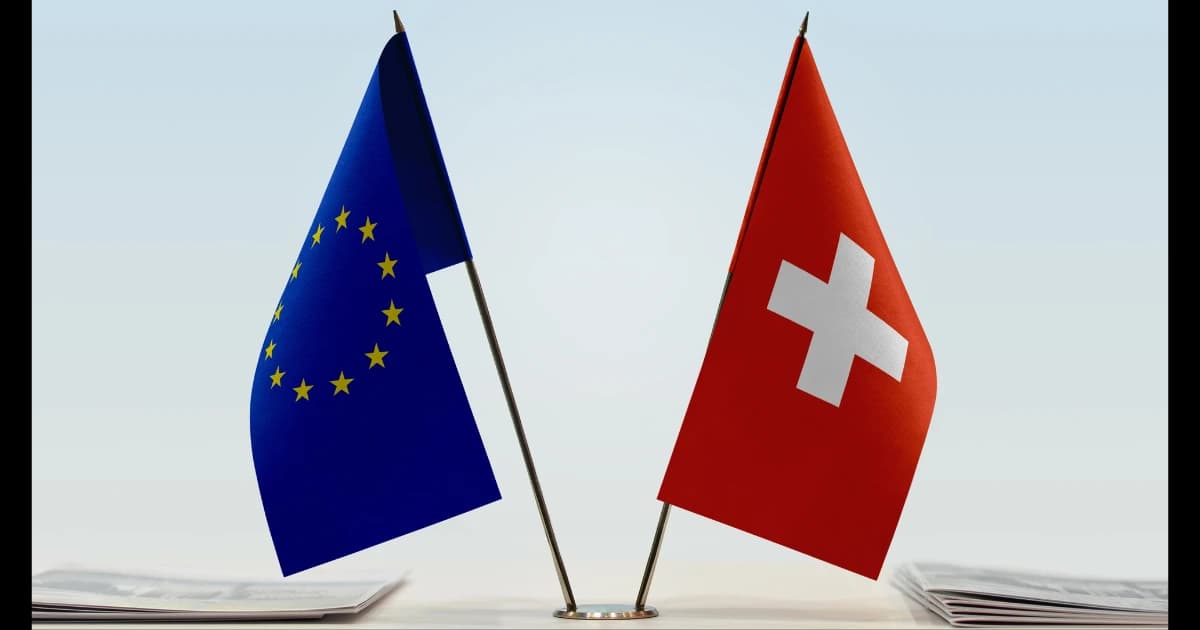 Banderas de Suiza y la UE en un evento de ciberseguridad